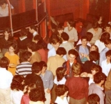 Στην Ελλάδα, οι ντισκοτέκ άρχισαν να γίνονται γνωστές από τη δεκαετία του 1970, όταν η μουσική αυτή άρχισε να ακούγεται στα κέντρα διασκέδασης και τις νυχτερινές ζωντανές εμφανίσεις