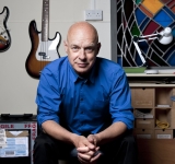 O Brian Eno θεωρείται μια από τις πιο σημαίνουσες και καινοτόμες φιγούρες στην πειραματική και ambient μουσική