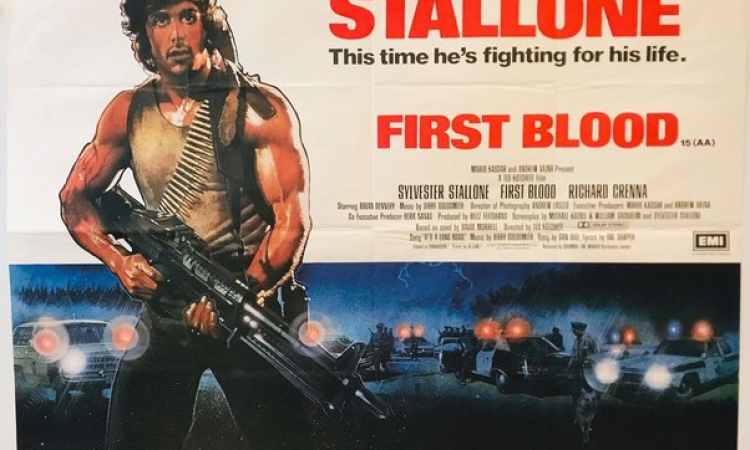 Ο Σιλβέστερ Σταλόνε πρωταγωνιστεί σε αυτήν την εμβληματική ταινία δράσης της δεκαετίας του '80