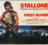 Ο Σιλβέστερ Σταλόνε πρωταγωνιστεί σε αυτήν την εμβληματική ταινία δράσης της δεκαετίας του '80