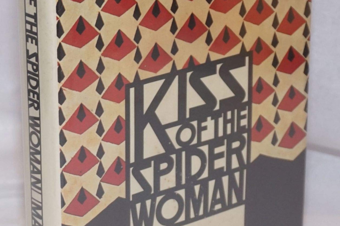 Το "Kiss of the Spider Woman" θεωρείται ένα σημαντικό έργο της λατινοαμερικανικής λογοτεχνίας