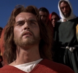 Ο Jeffrey Hunter καλείται να υποδυθεί τον Ιησού Χριστό, αποδίδοντας μια εντελώς αξιόπιστη ερμηνεία σε αυτόν τον απαιτητικό ρόλο στην ταινία του Nicholas Ray