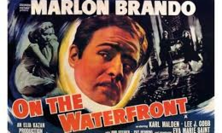 Η ερμηνεία του Marlon Brando ως Terry Malloy θεωρείται ευρέως ως μια από τις πιο εμβληματικές στην κινηματογραφική ιστορία