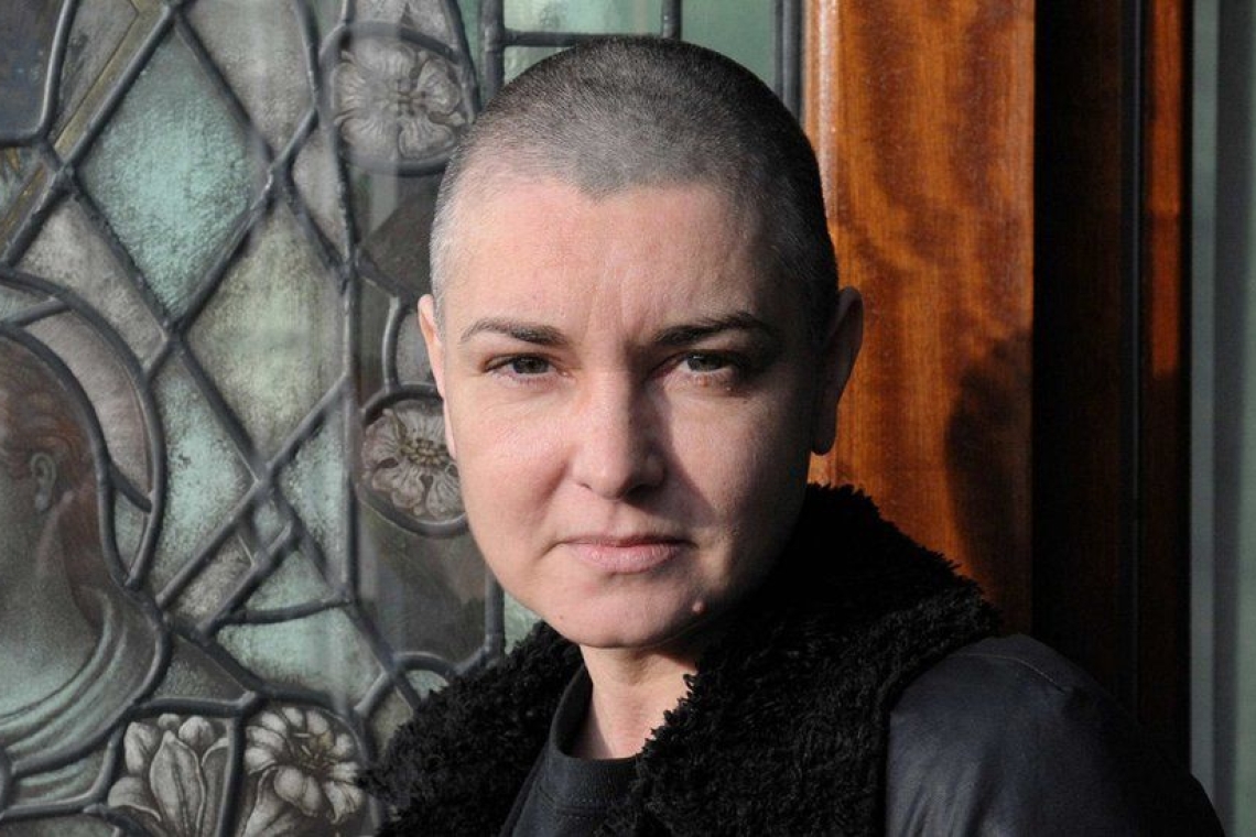 Το μουσικό ταξίδι της Sinead O'Connor ξεκίνησε στα τέλη της δεκαετίας του 1980 όταν την ανακάλυψε ο ντράμερ του συγκροτήματος In Tua Nua