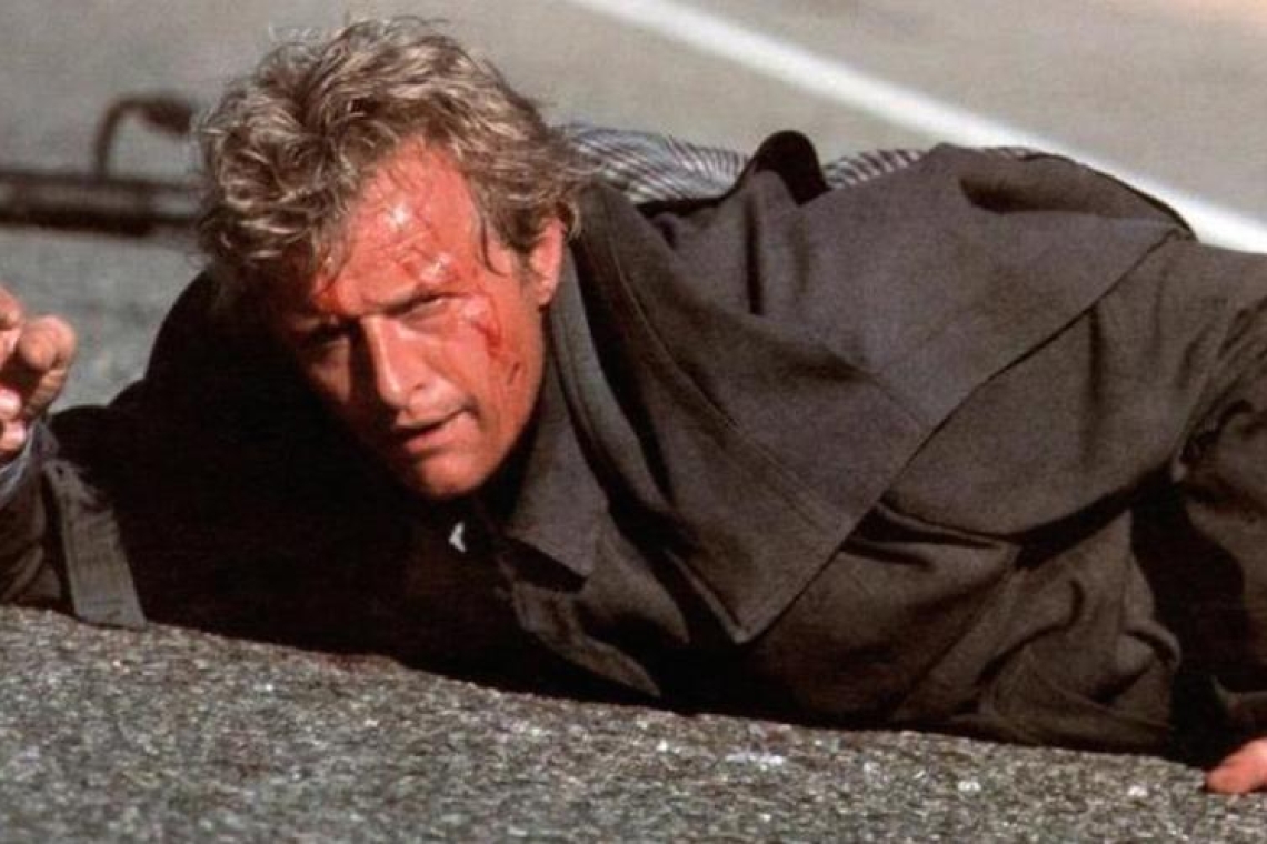 Η ερμηνεία του Rutger Hauer ως παράνοικου φονιά αποτελεί ένα από τα ισχυρότερα στοιχεία της ταινίας