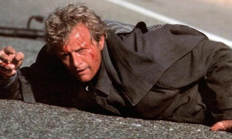 Η ερμηνεία του Rutger Hauer ως παράνοικου φονιά αποτελεί ένα από τα ισχυρότερα στοιχεία της ταινίας