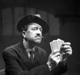 Μίμης Φωτόπουλος: Χαρακτηριστική φυσιογνωμία, ανεξίτηλα χαραγμένη στο σελιλόιντ του ελληνικού κινηματογράφου, κι εξίσου χαρακτηριστική φωνή